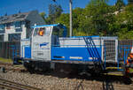 Aus dem Zug heraus konnte ich am 11.07.2022 bei Liestal die Em 837 804-4 (98 85 5837 804-4 CH-EDG, eine dreiachsige dieselelektrische MaK DE 502 der EDG - Eisenbahndienstleister GmbH, bei Rangierarbeiten erwischen. 

Die dreiachsige dieselelektrische MaK DE 502 wurde 1986  von der Krupp MaK Maschinenbau GmbH in Kiel gebaut, die elektrische Ausrüstung ist von BBC (Brown, Boverie & Cie. AG). Im Mai 1987 ging die Lok in die Schweiz an die Moos Stahl AG in Emmenbrücke (ab 1993 Panlog AG). Im Februar 2017 ging sie an die EDG - Eisenbahndienstleister GmbH in Thayngen. 

Nach den Fortschritten in der Entwicklung der Drehstrom-Antriebstechnik wurde 1980 erstmals eine dreiachsige Lok mit elektrischer Leistungsübertragung im dritten Typenprogramm angeboten. Ausgerüstet mit MTU-Motoren des Typs 6V 331 TC12 bildet sie das Pendant zur G 761 C.

Als dann ab 1981 die neuen Motoren der Reihe 396 zur Verfügung standen wurde bei den dieselelektrischen Loks die Typenbezeichnung in DE 502 geändert. Zusätzlich wurde die elektrische Ausrüstung auf den aktuellen Stand der Technik gebracht.

Von der Standardausführung wichen einige Loks beider Typen ab, die mit MWM-Motoren ausgerüstet wurden. Geliefert wurden sie an die Ruhrkohle AG und an BASF.

TECHNISCHE DATEN der DE 502:
Anzahl:  13 (7 mit MTU und 6 mit MWM Motoren)
Spurweite:  1.435 mm (Normalspur)
Achsformel:  Co
Länge über Puffer:  9.870 mm
Höhe:  4.220 mm
Breite:  3.100 mm
Gesamtradstand:  3.800 mm
Treibraddurchmesser:  1.000 mm
Kleinster bef. Halbmesser:  40 m
Dienstgewicht:  60 t
Höchstgeschwindigkeit:  45 km/h (einen und geschleppt)
Installierte Leistung:  560 kW (bei 1.800 U/min)
Anfahrzugkraft: 255 kN
Motorentyp:  MTU 6V336TC13 (V 6 Zylinder Dieselmotor)  
Leistungsübertragung:  elektrisch  (Hersteller  BBC)
Tankinhalt:  1.700 l