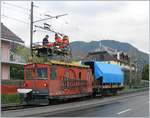 Der MOB Tm4 in seiner ursprünglichen Farbgebung bei Fahrleitugnsarbeiten Eingangs Blonay auf der Strecke von Chamby.