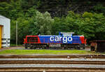 Die SBB Cargo Am 843 078-7 (Am 98 85 5 843 078-7 CH-SBBC, eine für die Schweizerischen Bundesbahnen (SBB) modifizierte Vossloh MaK G 1700 BB, steht am 02 August 2025 in Airolo. 

Die Lok wurde 2004 von der Vossloh Locomotives GmbH in Kiel-Friedrichsort unter der Fabriknummer 1001410 gebaut und an die SBB Cargo AG in Basel geliefert. Im Juni 2023 wurde die Lok von der SBB Cargo an die NRFAB - Nordic Re-Finance AB in Bankeryd (Schweden) verkauft und dann wieder von der SBB Cargo angemietet zu werden. Ob man damit auf lange Sicht wirklich Geld spart wage ich zu bezweifeln. Man gibt doch eher Finanzkräftigen Investoren immer mehr die Möglichkeit mehr Geld anzuhäufen. 

Am 843 für die Schweizerischen Bundesbahnen (SBB):
Die Schweizerischen Bundesbahnen (SBB) bestellten bei Vossloh zunächst 59 Lokomotiven der Baureihe Am 843. Diese Lokomotiven werden im schweren Rangier- und leichten Streckendienst eingesetzt. Dazu gehört neben dem Rangierdienst in den größeren Rangierbahnhöfen und auf Stationen auch der Zustelldienst mit Streckenfahrten im Nahbereich. Ein weiteres Einsatzgebiet für die Lokomotiven besteht im Bau- und Interventionsdienst.

Um die Am 843 für diese sehr unterschiedlichen Aufgaben möglichst gut anzupassen fiel die Wahl auf eine der G1206 sehr ähnliche Maschinenanlage. Das Turbowendegetriebe L 5r4 z wurde in einer Version als Stufengetriebe verwendet. Es besetzt einen Rangiergang mit 40 km/h Höchstgeschwindigkeit und hohen Zugkräften im unteren Geschwindigkeitsbereich, sowie einen Streckengang mit 100 km/h Höchstgeschwindigkeit. Der Motor bleib dagegen der gleiche und leistet unverändert .1500 kW.

Für die übrigen Komponenten bediente man sich bei der Entwicklung der Am 843 jedoch der wesentlich jüngeren G 1700-2 BB, die den hohen Komfortwünschen der SBB gerecht wurden und deutlich mehr Einbauräume für diversen Sonderausrüstungen, z. B. die schweizerischen Zugsicherungen Integra Signum und ZUB 262 ct bietet. Trotzdem unterscheidet sich die Am 843 durch das Linksführerhaus und die für die Schweiz typischen eckigen Lampen und Geländer mit Schutzblechen schon äußerlich deutlich von ihr. Eine weitere Besonderheit ist der Partikelfilter zur Reduzierung des Rußausstoßes, die erstmals bei einer Lokmotive dieser Leistungsklasse in Serie eingebaut wurde.

Im Herbst 2003 begann die Lieferung die ersten Loks. Weitere Lokomotiven der Baureihe Am 843 konnten an andere Bahnen in der Schweiz verkauft werden. Zunächst erhielt das Bauunternehmen Sersa AG im Sommer 2004 drei Lokomotiven, die bei der Ausrüstung des Lötschberg-Basistunnels eingesetzt wurden. Für den gleichen Tunnel, jedoch für den Bau- und Interventionsdienst im regulären Betrieb erhielt die BLS zwei Jahre später ebenfalls drei Am 843. Als Besonderheit erhielten die BLS-Loks die europäische Zugsicherung ETCS, die im neuen Tunnel verwendet wird.

Der Lokrahmen besteht aus Walzträgern und massiven Blechen, welche in Schweißkonstruktion miteinander verbunden wurden. Dadurch entsteht ein stabiler und robuster Grundaufbau, welcher der Lok die notwendigen Festigkeiten verleiht. Im Lokrahmen wurde eine so genannte Umweltwanne montiert, welche aus dem Fahrmotor austretenden Flüssigkeiten (Mineralölen und Wasseremulsionen) auffängt, diese können mit Hilfe eines Ablasshahnes entleert und fachmännisch entsorgt werden.

Der vordere längere Vorbau beinhaltet neben dem Dieselmotor auch die notwendige Kühlanlage und das Antriebsgetriebe. Der kürzere hintere Vorbau enthält neben der Druckluftanlage auch die elektrischen Komponenten wie die Batterieladung.

Zwischen den beiden Vorbauten befindet sich das Mittelführerhaus, welches über die zwei diagonal gegenüberliegenden Eingangstüren betreten werden kann. In ihm sind alle für den Lokführer notwendigen Einbauten vorhanden. Ein Führersitz je Fahrpult und Fahrrichtung, welcher mit Arm- und Rückenlehnen ausgerüstet ist, erlaubt die sitzende Bedienung der Lokomotive. Dieser Führersitz ist drehbar gelagert und kann zusammengeklappt und unter den Führertisch verschoben werden. Dadurch ist auch die stehende Bedienung der Lokomotive ohne Behinderung möglich. Zur Entlastung der Füße sind auch verstellbare Fußstützen montiert. Der Fußboden ist mit einem Profilgummibelag belegt worden, der eine einfache Reinigung und dennoch einen guten Stand erlaubt.

Angetrieben wird die Lokomotive von einem 12-Zylinder-4Takt-Dieselmotor vom Typ Caterpillar 3512 B DI-TA-SCAC, dieser erbringt mit Hilfe der beiden Abgasturbolader und der Ladeluftkühlung eine maximale Leistung von 1.500 KW (2.040 PS). Seine höchste Drehzahl beträgt 1.800 U/min. Er wird mit Hilfe eines elektrischen Anlassers gestartet und ist elektronisch geregelt. Dadurch ist es möglich, den Motor bestmöglich im optimalen Leistungsbereich zu betreiben. Sein Gewicht beträgt mit 322 Liter Schmieröl und 134 Liter Kühlwasser 7.700 kg.

Die vom Dieselmotor erzeugte Leistung wird mittels einer Gelenkwelle auf das hydrodynamische Getriebe (Turbowendegetriebe), vom Typ Voith L5r4zseU2, übertragen. Das Getriebe hat eine maximale Leistung von 1.400 kW. Es beschränkt somit die Leistung der Lokomotive und verhindert zugleich, dass der Fahrmotor überlastet werden kann. Seine maximale Drehzahl ist gleich groß, wie jene des Fahrmotors.

Das Turbowendegetriebe besitzt für jede Fahrrichtung zwei Drehmomentwandler. Dem eigentlichen Wandlergetriebe ist ein mechanisches Getriebe nachgeschaltet, das eine niedrige für den Rangierbetrieb bestimmte Schaltung und eine höhere für den Streckenbetrieb bestimmte Schaltung zur Verfügung zu stellen. Diese Umschaltung darf jedoch erst im Stillstand erfolgen.

Die Achsen in den Drehgestellen werden über Gelenkwellen vom Turbowendegetriebe angetrieben. Die Übertragung auf die Achsen erfolgt mit Hilfe von Stirnradgetrieben mit Kegelradvorgelege.

TECHNISCHE DATEN:
Gebaute Anzahl: 79
Spurweite: 1.435 mm (Normalspur)
Achsformel: B'B'
Länge über Puffer: 15.200 mm
Höhe: 4.220 mm
Breite: 3.080 mm
Drehzapfenabstand: 7.700 mm
Achsstand im Drehgestell: 2.400 mm
Dienstgewicht: 80 t
Höchstgeschwindigkeit: 100 km/h (40 km im Rangiergang)
Installierte Leistung: 1.500 kW (2.040 PS)
Anfahrzugkraft: 249 kN
Treibraddurchmesser: 1.000 mm (neu)
Motorentyp: Caterpillar 3512B DI-TA-SCAC
Nenndrehzahl: 1.800/min
Getriebe:  Voith Typ L 5r4 zseU2 	
Kleinster bef. Halbmesser: 60 m
Tankinhalt: 3.500 l