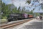 Das CTVJ (Compagnie du Train à Vapeur de la Vallée de Joux) Tigerli E 3/3 8494 (UIC 90 85 0008 494-6) der SLM mit Baujahr 1909 wird mit seine Sonderzug in Le Pont bereitgestellt.