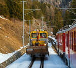 Bei Cadera überholt unser RhB Regionalzug nach St.