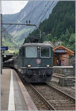 Die noch gr�ne SBB Re 4/4 II 11161 mit em IR 2328 von Locarno nach Basel beim Halt in G�schenen.