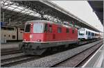 Die SBB Re 4/4 II 11193 hat ihren speziellen Zug umfahren und wartet nun mit ihren vier Uaikk Wagen und der Ladung in Form des Beh 4/8 4 / SNCF Z894 auf die Weiterfahrt nach Martigny.