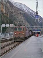 Letzte Aufgaben für die BLS Re 4/4: die Autotunnelzüge. Die BLS Re 4/4 184 verlässt Goppenstein mit ihrem AT1 nach Kandersteg. 


3. Jan. 2024