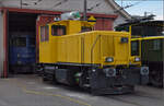 Ein Rangiertraktor oder gar Streckenlok für den Baudienst steht vor der Werkstatt in Balsthal. Die Bauart ist mir nicht bekannt, eine Nummer war (noch) nicht angebracht. Er scheint verwandt mit den Rangiertraktoren der Armee, sowie dem ehemaligen Rangiertraktor bei SI Group in Pratteln zu haben. Dahinter in der Werkstatt ist Re 430 115 der WRS in Arbeit. die Frontfenster sind alle ausgebaut. Balsthal, April 2025.
