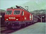Die SBB Re 4/4 IV  Luino  10103 mit dem TEE 23 Cisalpin beim Halt in Brig.
18. Okt. 1983