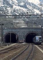Im Mai 1980 verl��t eine Re 6/6 den Gotthard-Tunnel und erreicht G�schenen