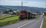 Historische Seethalbahn in Aktion.

Der Museumszug mit Seetalkrokodil De 6/6 15301, A 3/5 10217 und den Seetalwagen fährt die Rampe aus Hochdorf Richtung Emmenbrücke hoch. September 2024.