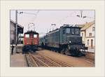 Trotz schlechter Bildqualität vermitteln diese kleine Bildserie recht eindrücklich die Nebenbahnstimmung einer Landstation in den 1980ern: Ein Rangiertraktor und eine Ae 4/7 in Safenwil.