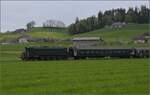 Rundfahrt vom Bodensee durchs Emmental mit 23 058 und Ae 4/7 11022.

Via Entlebuch auch nicht direkt ins Emmental sondern nach Huttwil und von dort weiter Richtung Langenthal ging es baustellen- und zeitbedingt mit Ae 4/7 11026. Da bleibt auch Zeit, einmal den bunten Zug zumindest teilweise genauer zu betrachten. Brand bei Rohrbach, April 2023.