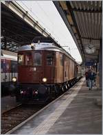 Die BLS Ae 6/8 208 mit ihrem Pullmann Weihnacht Express beim Halt in Lausanne.