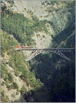 Nochmals zwei (wirklich nicht besonders gute) Bilder zum BLS Ae 6/8 IC Vorspann: hier auf der Bietschtal Brücke auf der Fahrt in Richtung Brig.  

Oktober 2001 