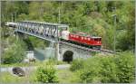 Die Ge 6/6 II 701 erreicht mit Güterzug in Kürze Reichenau Tamins.