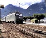 SBB Ae 6/6 Nr.11 436 in Fl�elen beim Gleiswechsel von der rechten auf die linke Fahrseite am 11.09.1980.