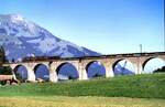 Weil das Foto mit dem Kanderviadukt Armin und Stefan gut gefiel - Hier nun ein Bild mit mehr Zug und Viadukt: BLS Ae 8/8 mit Güterzug auf dem Kanderviadukt am 21.08.1979.
