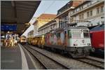 Die SBB Re 4/4 II 11344 (Re 420 344-4 / UIC 91 85 4420 344-4 CH SBBC) mit einer Gleisbaumaschine die auf den Namen  Hummel  hrt.