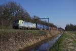 BLS 475 404 schleppt am 18 März 2026 ein Kesselwagenzug durch Tilburg Oude Warande.