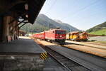 RhB Ge 4/4 I U Nr.695 und Tmf 2/2Nr.86 und Nr.90 in Zernez am 22.08.2009.