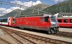 Ge 4/4 III Nr.651 mit Glacier-Express und passender Werbung in Samedan am 24.08.2009.