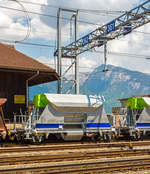 BLS Neuschotterwagen der Gattung Fccnpps (21 RIV 85 CH-BLS 6439 723-8) angestellt am 28.05.2012 im Bahnhof Spiez.

Technische Daten:
Spurweite: 1.435 mm
Anzahl der Achsen: 2
Länge über Puffer: 10.000 mm
Achsabstand: 8.760 mm
Eigengewicht: 12.350 kg
Max. Ladegewicht: 32,6 t (ab Streckenklasse D)
Ladevolumen: 22,0 m³
Höchstgeschwindigkeit: 100 km/h beladen (120 km/h leer)
Kleister bef. Gleisbogen: R 75 m