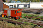 Der BLS Schneepflugwagen 99 85 9592 802-4 CH-BLS, Gattung X-v, ist am 02.10.2011 in Interlaken Ost, vor dem Depot der Ballenberg Dampfbahn (seit 01.01.2022 BDB - Brünig Dampfbahn BDB) abgestellt.