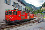 Der Elektrische Zahnradgepäcktriebwagen für gemischte Zahnrad- und Adhäsionsbetrieb MGB Deh 4 /4 II - 93 „Oberwald“, ex FO Deh 4/4 II – 93, hat am 02 August 2019 mit einem Schöllenenbahn Regionalzug (Pedelzug mit 3 Wagen) von Andermatt den Bahnhof Göschen erreicht. Hinter dem Deh 4/4 waren der 2. Klasse Wagen B 4273, der 2. Klasse Stadler Niederflur-Zwischenwagen B 4211 und der 1./2. Klasse Steuerwagen ABt 4155 eingereiht.

Der Gepäcktriebwagen wurde 1979 von SLM (mechanischer Teil, Lokomotivkasten) unter der Fabriknummer 5149 gebaut, die elektrische Ausrüstung ist von BBC (Brown, Boveri & Cie., Baden).

Weil die Furka-Oberalp-Bahn (FO) mit den Deh 4/4 I gute Erfahrungen gemacht hatte, beschaffte sie die Deh 4/4 II als Nachfolger. Im Zuge des Zusammenschlusses der FO mit der BVZ kamen sie zur neuen Gesellschaft Matterhorn-Gotthard-Bahn, wo sie nur noch als Deh 4/4 bezeichnet und, wenn nötig, anhand der Seriennummern 2.., 5.. und 9.. unterschieden werden.

Technik:
Da man mit den Aluminium-Kästen der Vorgänger (Deh 4/4 I) Probleme hatte, bekamen die Deh 4/4 II biege- und verwindungssteife Kästen in extrem leichter Stahlbauweise mit Sicken. Außerdem wurden zur Gewichtseinsparung die Kästen verkürzt. Für den Triebfahrzeugführer wurde die Sicht verbessert. Der ergonomischen Führerstandgestaltung wurde ebenfalls besondere Aufmerksamkeit geschenkt

Die Drehgestelle sind mit denjenigen der Deh 4/4I austauschbar. Sie sind tiefliegende Drehzapfen über Traversen mit dem Kasten verbunden sind, enthalten je zwei Antriebsmotoren. Die Betriebsverhältnisse erfordern drei unabhängige Bremssysteme.

Um bei Ausfall einer Tunnellokomotive Ge 4/4III den Autoverlad dennoch abwickeln zu können, erhielten die Deh 93–94 und die 1984 nachgelieferten Deh 95–96 Anschlüsse für die Druckluftbremse. Die Fernsteuerung ab den Autozugsteuerwagen ist nicht möglich, die Komposition muss mit je einem Deh an jedem Ende bespannt werden. Ab 1985 übernahmen die HGe 4/4 II, die von den Autozugsteuerwagen ferngesteuert werden können, den Reserve- und Zusatzdienst im Autoverlad.

Die Deh 4/4 werden hauptsächlich zusammen mit zwei Mittelwagen und einem Steuerwagen als fest gekuppelte Pendelzüge eingesetzt. Zwischen Disentis und Andermatt (Oberalp, 110 ‰) kann ein und zwischen Visp und Andermatt (Goms, 90 ‰) können zwei, im Sommer drei Verstärkungswagen angehängt werden. Zwischen Andermatt und Göschenen (Schöllenenschlucht, 179 ‰) sind keine Verstärkungswagen möglich. Die Pendelzüge sind innerhalb der Komposition mit der automatischen +GF+-Kupplung (GFN) verbunden. Für andere Verwendungen müssen die Kupplungen getauscht werden. Mindestens ein Triebwagen, früher waren dies meist Nr. 95 oder 96, dient als Ersatzfahrzeug für die übrigen Deh und wird auch allein für Überfuhren eingesetzt. Früher wurden auch Güterzüge nach Göschenen geführt.

TECHNISCHE DATEN:
Spurweite: 1.000 mm (Meterspur)
Achsformel: Bo’zz Bo’zz
Zahnradsystem: Abt (zweilamellig)
Maximale Neigung: 179 ‰
Länge über Puffer: 15.500 mm
Länge Wagenkasten: 14.600 mm
Drehzapfenabstand: 8.800 mm
Achsabstand im Drehgestell: 2.790 mm
Treibraddurchmesser (neu): 790 mm (Adhäsion) / 688 mm (Zahnrad)
Größte Breite: 2.683 mm
Größte Höhe (bei abgesenktem Stromabnehmer): 3.880 mm
Leergewicht: 49,5 t (davon Mechanischer Teil 28 ,5 t)
Dienstgewicht: 51,0 t
Ladefläche: 9,0 m²
Maximale Zuladung: 1,5 t
Höchstgeschwindigkeit: Adhäsion 60 km/h / Zahnstange 30 km/h
Stundenleistung: 1.032 kW (an der Motorwelle)
Dauerleistung: 936 kW (an der Motorwelle)
Stundenzugkraft am Rad: 117,2 kN
Dauerzugkraft am Rad: 101,2 kN
Maximale Zugkraft am Rad: 247,2 kN
Stromsystem: 11 kV 16,7 Hz AC
Anzahl der Fahrmotoren: 4

Stand: September 2025
