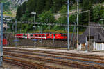 Der Elektrische Zahnradgepäcktriebwagen für gemischte Zahnrad- und Adhäsionsbetrieb MGB Deh 4 /4 II - 93 „Oberwald“, ex FO Deh 4/4 II – 93, kommt am 02 August 2019 mit einem Schöllenenbahn Regionalzug (Pedelzug mit 3 Wagen) von Andermatt zum Bahnhof Göschen hinab.

Eingereiht waren der 2. Klasse Wagen B 4273, der 2. Klasse Stadler Niederflur-Zwischenwagen B 4211 und der 1./2. Klasse Steuerwagen ABt 4155.