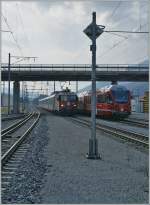 Der Glacier-Express bei Felsberg in einer nicht ganz so sehr typischen Bilderbuchlandschaft.