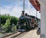 Die mit ihrem Dampfzug in Chamby angekommen HG 3/4 N° 3 der Blonay Chamby Bahn wird für die Weiterfahrt inspiziert und geölt.