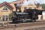DBB 853 rolt ganz rühig ins Depot von Burgdorf ein während der Rangierder zuschaut am 17 Mai 2025.