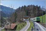 Mit dem Steuerwagen an der Spitze fährt der BLS RE 4068 nach Interlaken Ost durch Enge im Simmental.