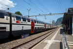 SBB IC2000 2. Klasse Doppelstockwagen B 50 85 26-94 136-6 am 28 Mai 2023 im Zugverband des IR 90 (Brig – Lausanne - Genève-Aéroport) im Bahnhof Aigle. 

Ab 1997 beschaffte die Schweizerische Bundesbahnen (SBB CFF FFS) doppelstöckige Schnellzugwagen die als IC2000 bezeichnet werden. Diese für 200 km/h zugelassenen Personenwagen wurden ursprünglich in fünf Wagentypen (Bt, B, BR, A, AD) angeschafft, die aber unter sich teilweise leicht unterschiedlich sein können. Zudem wurden seit der Ablieferung verschiedene Änderungen vorgenommen, so dass später sieben und heute sechs (Bt, B, WBR, BR, A, AD) verschiedene Typen vorhanden sind. Die Wagenübergänge befinden sich im Oberdeck. 

Die Wagen wurden bei Schindler Waggon AG in Pratteln endmontiert. Die Aluminium-Wagenkästen wurden im ehemaligen Werk der Flug- und Fahrzeugwerke Altenrhein (FFA) in Altenrhein geschweißt. Die elektrischen Komponenten stammen von ABB Daimler-Benz Transportation AG in Zürich-Oerlikon (damals ADtranz, später Bombardier Transportation) und die Drehgestelle von FIAT-SIG in Neuhausen am Rheinfall (vor 1995 SIG, heute Alstom). Es wurden insgesamt 341 Wagen gebaut.

Die vorhandenen Wagentypen:
86 Stück vom Typ A mit den Nummern A 50 85 16-94 000 bis 085;
40 Stück vom Typ AD mit den Nummern AD 50 85 86-94 000 bis 039;
149 Stück vom Typ B mit den Nummern B 50 85 26-94 000 bis 148;
16 Stück vom Typ WRB mit den Nummern WRB 50 85 88-94 000 bis 015 (ex BR);
10 Stück vom Typ BR mit den Nummern BR 50 85 66-94 016–025;
40 Stück vom Typ Bt mit den Nummern Bt 50 85 26-94 900–939;
somit total 341 Stück.

Die Fernverkehr-Doppelstockzüge «IC2000» werden aktuell (seit 2019) bis 2024 umfassend für über 300 Mio. Franken modernisiert und bieten den Reisenden einen erhöhten Reisekomfort.

Die Zweite-Klasse-Wagen (B) haben 126 Sitzplätze, das Oberdeck hat je Seite 14 Fenster, während das Unterdeck auf beiden Seiten je 5 Fenster hat.

Durch das größere Umgrenzungsprofil ist ein freizügiger Einsatz nicht möglich. Auf folgenden bekannten Linien ist ein Einsatz nicht möglich: Gotthardbergstrecke (Basistunnel wäre für O2 freigegeben, wird aber aktuell nur mit Twindexx befahren), Lötschberg-Bergstrecke ab Frutigen (eine Überführung über den SIM-Korridor ist jedoch möglich), Entlebuch, Broyelinie (inkl. Fribourg–Yverdon), Uznach–St. Gallen, Bischofszellerlinie, Seetalbahn, Tösstalbahn und alle Linien im Jura.

Technisches:
Die Wagen sind mit normaler UIC-Schraubkupplung und Puffern ausgerüstet und können somit mit anderen Wagen gekuppelt werden. Der geschlossene Personenübergang entspricht aber nicht der UIC-Norm, und es ist somit kein Übergang zu anderen Wagentypen möglich. Ebenfalls ist der Wagenquerschnitt grösser als die normale SBB-Fahrzeugbegrenzungslinie, denn die Personenwagen sind nach der Bezugslinie EBV 02 gebaut. Somit sind die Wagen nur auf entsprechend ausgebauten und für dieses Profil zugelassenen Strecken einsetzbar. Die ganzen Wagen sind einschließlich mit den Personenübergängen druckertüchtigt, somit treten keine Druckschläge bei Zugbegegnungen in Tunnels auf. Das ganze Oberdeck ist durchgängig stufenfrei..

Der Steuerwagen ist für die Fernsteuerung von Lokomotiven der Baureihen Re 460 und 465 eingerichtet. Dafür müssen die 18-polige UIC-Leitung sowie auch die 9-polige ep-Leitung verbunden sein. Die Verwendung eines einstöckigen IC-Bt (Steuerwagen für Einheitswagen-IV-Komposition auf Basis der EC-Wagen) als Steuerwagen anstelle eines IC2000-Bt ist möglich.

Wagenkasten
Die Wagenkästen sind in Aluminiumbauweise ausgeführt. Alle technischen Apparate befinden sich über den Drehgestellen, und beim Bt und AD zusätzlich im Dachbereich. Der Fußboden des Unterdecks ist schwimmend auf speziellen Gummielementen gelagert. Den Boden des Oberdecks bildet eine Aluminiumplatte in Sandwichbauweise, die mit einem textilen Belag beklebt ist und zugleich die Decke des Unterdecks bildet. Als Fenster werden Isolierglasdoppelscheiben in Verbundglasausführung eingesetzt, die Anzahl der Fenster ist vom Wagentyp abhängig. Die Wandverkleidung besteht aus schlag- und kratzfesten Formteilen. In diesen ist bei den Fenstern eine Führungsschiene für den Sonnenblendschutz integriert. Im Unterdeck sind die fensterlosen Toiletten untergebracht. Neben den Eingängen im Untergeschoss befindet sich in Richtung Wagenende der Aufgang zum Obergeschoss. Die meisten Sitze sind in vis-à-vis-Anordnung angebracht, in der 2. Klasse in 2-2-Anordnung und in der 1. Klasse in 2-1-Anordnung. Über den Türen im Obergeschoss sind so genannte Lounge-Sitze angebracht, unter den Bänken, die quer zur Wagenlängsrichtung angeordnet sind, befindet sich ein Teil des Türantriebes.

Fahrwerk
Es kommen luftgefederte Drehgestelle mit H-Rahmen zum Einsatz. Die Bremsanlage besteht aus je zwei Bremsscheiben auf jeder Achse sowie zwei pneumatisch betätigten Magnetschienenbremsen je Drehgestell. Es ist eine lastabhängige Bremskraftverstärkung eingebaut, die nur bei eingeschalteter Luftfederung funktioniert.

Elektrische Ausrüstung
Die Energieversorgung findet durch die Zugsammelschiene mit 1000 Volt, 16,7 Hertz statt. Von der Zugsammelschiene werden über einen Trenn- und Erdungskasten der wassergekühlte Bordnetzumrichter (BUR) sowie die beiden Heizregister versorgt. Der Bordnetzumrichter stellt auch die Ladung der vier Batterien mit 36 Volt und einer Kapazität von insgesamt 400 Ah sicher. Ab circa 2008 wurden nach und nach sämtliche Wagen mit 230-V-Steckdosen für portable Geräte der Reisenden versehen, nachdem in einer ersten Phase nur die AD-Wagen ausgerüstet worden waren. Die gesamte elektrische und pneumatische Versorgung wird durch einen Bordrechner überwacht, welcher über TCN auch von anderen Wagen in der Zugkomposition aufgerufen werden kann.

Pneumatik und Toiletten
Die pneumatische Ausrüstung umfasst neben der Bremsanlage auch noch die Luftfederung sowie die Türsteuerung und die Luftversorgung der Toiletten. Die druckdichten Toiletten sind als Vakuumtoiletten aufgebaut. Die WC-Tür ist mit einem Magnetschloss ausgerüstet, das sich bei vollem Fäkalientank oder bei einer Störung selbsttätig verriegelt. Die Bt und A haben eine normale Toilette, während der B-Wagen mit deren zwei ausgerüstet ist. Der AD hat eine rollstuhlgängige Toilette.

TECHNISCHE DATEN (B-Wagen):
Spurweite: 1.435 mm (Normalspur)
Länge über Puffer: 26.800mm 
Drehzapfenabstand: 20.000 mm
Höchstgeschwindigkeit: 200 km/h
Eigengewicht: 47 t
Bremse: Frein O-PR-A-Mg (D) (Scheiben- und Magnetschienenbremse)
Niederfluranteil: ca. 1/3
Sitzplätze: 126 in der 2.Klasse
Stromsystem: 1.000 V, 16,7 Hz AC

Übrigens, zwischen 1999 und 2001wurden zehn IC-2000-Wagen an die DSB in Dänemark verliehen. Aus diesen stellte die DSB eine festgekuppelte Einheit aus acht Wagen zusammen, die zwischen zwei EA-Loks eingestellt wurden. Wagen 1 war ein Bt, dessen Steuerstand ungenutzt blieb. Die folgenden sechs Wagen gehörten zur Gattung B, wobei in einem Wagen ein neues Packabteil durch das Entfernen einiger Sitze geschaffen worden war. Den Abschluß bildete ein 1.Kl.-Wagen der Gattung AD, im Gepäckabteil war weiterhin ein Wandler untergebracht, der das elektrische System der Schweizer Fahrzeuge mit der dänischen Energieversorgung verband. Die beiden nicht benötigten Wagen wurden als Reserve in den Zentralwerkstätten Kopenhagen abgestellt.

Der Doppelstockzug pendelte im IC-Dienst täglich zwischen Odense/Fredericia und Kopenhagen, wobei erstmals in Dänemark für lokbespannte Züge eine Höchstgeschwindigkeit von 160 km/h zugelassen war. Die Passagierkapazität des Zuges entsprach drei IR4-Triebzügen. Der Einsatz der IC2000-Waggons bei der DSB endete im April 2001, als die SBB ihre Wagen selbst benötigte.
