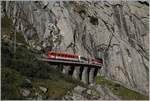 Ein MGB Schöllnen-Bahn Zug verschwindet im 206 Meter langen Brückenwald-Tunnel bei der Teufelsschlucht.