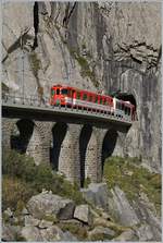 ein Regionalzug nach G�schenen verschwindet in der  Teufelsschlucht  kurz nach Andermatt und es zeigt sich nur noch der am Schluss des Zuges laufendende Steuerwagen der MGB.