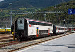 Modernisierter IC2000-Doppelstock-Reisezugwagen der ersten Wagenklasse A 50 85 16-94 021-2 CH-SBB alleine abgestellt am 07 September 2021 im Bahnhof Brig.

Ab 1997 beschaffte die Schweizerische Bundesbahnen (SBB CFF FFS) doppelstckige Schnellzugwagen die als IC2000 bezeichnet werden. Diese fr 200 km/h zugelassenen Personenwagen wurden ursprnglich in fnf Wagentypen (Bt, B, BR, A, AD) angeschafft, die aber unter sich teilweise leicht unterschiedlich sein knnen. Zudem wurden seit der Ablieferung verschiedene nderungen vorgenommen, so dass spter sieben und heute sechs (Bt, B, WBR, BR, A, AD) verschiedene Typen vorhanden sind. Die Wagenbergnge befinden sich im Oberdeck.

Die Wagen wurden bei Schindler Waggon AG in Pratteln endmontiert. Die Aluminium-Wagenksten wurden im ehemaligen Werk der Flug- und Fahrzeugwerke Altenrhein (FFA) in Altenrhein geschweit. Die elektrischen Komponenten stammen von ABB Daimler-Benz Transportation AG in Zrich-Oerlikon (damals ADtranz, spter Bombardier Transportation) und die Drehgestelle von FIAT-SIG in Neuhausen am Rheinfall (vor 1995 SIG, heute Alstom). Es wurden insgesamt 341 Wagen gebaut.

Die vorhandenen Wagentypen:
86 Stck vom Typ A mit den Nummern A 50 85 16-94 000 bis 085;
40 Stck vom Typ AD mit den Nummern AD 50 85 86-94 000 bis 039;
149 Stck vom Typ B mit den Nummern B 50 85 26-94 000 bis 148;
16 Stck vom Typ WRB mit den Nummern WRB 50 85 88-94 000 bis 015 (ex BR);
10 Stck vom Typ BR mit den Nummern BR 50 85 66-94 016–025;
40 Stck vom Typ Bt mit den Nummern Bt 50 85 26-94 900–939;
somit total 341 Stck.

Modernisierungsprogram  IC2000:
Die Fernverkehr-Doppelstockzge IC2000 werden seit 2019 bis 2024 im SBB Werk Olten umfassend fr ber 300 Mio. Franken modernisiert bzw. rundum erneuert und dafr bis auf den Kern ausgehhlt. Nach der Modernisierung sollen sie noch mehr Fahrtkomfort haben und so weitere 20 Betriebsjahre laufen. Die Rundumerneuerung der IC2000-Flotte ist die grte Fahrzeug-Modernisierung in der Geschichte des Fernverkehrs der SBB. Die IC2000-Doppelstockwagen sind zusammen mit den Re460-Lokomotiven das Rckgrat des Schweizer Fernverkehrs.

Mit der Modernisierung wird das Innendesign der Fahrzeuge heller, ein neues LED-Beleuchtungskonzept spart Energie und sorgt mit indirekter Beleuchtung fr ein freundliches, einladendes Ambiente. Alle Wagen erhalten neue Sitzpolster und neue Teppiche. Die Steckdosen werden direkt in die neuen Abteiltische integriert, die Business-Zone wird mit einem Office-Bereich erweitert und mit induktiven Ladeflchen zum Laden von Smartphones ausgestattet. Verbessert wird auch der Mobilfunkempfang dank mobilfunkdurchlssigen Fensterscheiben, die in dieser Grenordnung erstmals zum Einsatz kommen und fr knftige Mobilfunkgenerationen wie 5G bereit sind. Die Speisewagen der IC2000-Flotte werden umgestaltet und erscheinen in einem hellen, modernen Ambiente, sie werden zudem mit neuen Tischen und Sitzgelegenheiten ausgestattet. Die Sicherheitselemente wie Fahrgastsprechstellen und Branderkennungsanlagen werden neu in den Wagen angebracht. Zentral bei der Modernisierung der Fahrzeuge sind zudem die umfassenden technischen Revisionen und die frische Auen Lackierung der Wagenksten in den SBB-Farben. Insgesamt werden ber 32 000 Sitze neu gepolstert, 40 Kilometer Teppich verlegt und ber 120 Tonnen Farbe aufgetragen sein.Zudem erhalten die WC-Kabinen der Familienwagen Wickeltische. Bereits vor der Modernisierung wurde die Anzahl Veloabstellpltze in allen 40 Wagen von 200 auf 360 erhht.

Die Wagen der ersten Klasse (A) haben 86 Sitzpltze, bis Ende 2005 war ein Drittel des Oberdecks fr Raucher vorgesehen, die Glastr wurde zwischenzeitlich entfernt. Das Oberdeck hat je Seite 13 Fenster, whrend das Unterdeck auf der einen Seite 5 und auf der anderen 4 Fenster hat.

Durch das grere Umgrenzungsprofil der IC2000-Wagen ist ein freizgiger Einsatz nicht mglich. Auf folgenden bekannten Linien ist ein Einsatz nicht mglich: Gotthardbergstrecke (Basistunnel wre fr O2 freigegeben, wird aber aktuell nur mit Twindexx befahren), Ltschberg-Bergstrecke ab Frutigen (eine berfhrung ber den SIM-Korridor ist jedoch mglich), Entlebuch, Broyelinie (inkl. Fribourg–Yverdon), Uznach–St. Gallen, Bischofszellerlinie, Seetalbahn, Tsstalbahn und alle Linien im Jura.

Technisches:
Die Wagen sind mit normaler UIC-Schraubkupplung und Puffern ausgerstet und knnen somit mit anderen Wagen gekuppelt werden. Der geschlossene Personenbergang entspricht aber nicht der UIC-Norm, und es ist somit kein bergang zu anderen Wagentypen mglich. Hier im Bild sieht man sehr gut das der bergang oben ist und es so nicht passen kann. Ebenfalls ist der Wagenquerschnitt grsser als die normale SBB-Fahrzeugbegrenzungslinie, denn die Personenwagen sind nach der Bezugslinie EBV 02 gebaut. Somit sind die Wagen nur auf entsprechend ausgebauten und fr dieses Profil zugelassenen Strecken einsetzbar. Die ganzen Wagen sind einschlielich mit den Personenbergngen druckertchtigt, somit treten keine Druckschlge bei Zugbegegnungen in Tunnels auf. Das ganze Oberdeck ist durchgngig stufenfrei.

Der Steuerwagen ist fr die Fernsteuerung von Lokomotiven der Baureihen Re 460 und 465 eingerichtet. Dafr mssen die 18-polige UIC-Leitung sowie auch die 9-polige ep-Leitung verbunden sein. Die Verwendung eines einstckigen IC-Bt (Steuerwagen fr Einheitswagen-IV-Komposition auf Basis der EC-Wagen) als Steuerwagen anstelle eines IC2000-Bt ist auch mglich (nur dann kein bergang).

Wagenkasten:
Die Wagenksten sind in Aluminiumbauweise ausgefhrt. Alle technischen Apparate befinden sich ber den Drehgestellen, und beim Bt und AD zustzlich im Dachbereich. Der Fuboden des Unterdecks ist schwimmend auf speziellen Gummielementen gelagert. Den Boden des Oberdecks bildet eine Aluminiumplatte in Sandwichbauweise, die mit einem textilen Belag beklebt ist und zugleich die Decke des Unterdecks bildet. Als Fenster werden Isolierglasdoppelscheiben in Verbundglasausfhrung eingesetzt, die Anzahl der Fenster ist vom Wagentyp abhngig. Die Wandverkleidung besteht aus schlag- und kratzfesten Formteilen. In diesen ist bei den Fenstern eine Fhrungsschiene fr den Sonnenblendschutz integriert. Im Unterdeck sind die fensterlosen Toiletten untergebracht. Neben den Eingngen im Untergeschoss befindet sich in Richtung Wagenende der Aufgang zum Obergeschoss. Die meisten Sitze sind in vis--vis-Anordnung angebracht, in der 2. Klasse in 2-2-Anordnung und in der 1. Klasse in 2-1-Anordnung. ber den Tren im Obergeschoss sind so genannte Lounge-Sitze angebracht, unter den Bnken, die quer zur Wagenlngsrichtung angeordnet sind, befindet sich ein Teil des Trantriebes.

Fahrwerk:
Es kommen luftgefederte Drehgestelle mit H-Rahmen zum Einsatz. Die Bremsanlage besteht aus je zwei Bremsscheiben auf jeder Achse sowie zwei pneumatisch bettigten Magnetschienenbremsen je Drehgestell. Es ist eine lastabhngige Bremskraftverstrkung eingebaut, die nur bei eingeschalteter Luftfederung funktioniert.

Elektrische Ausrstung:
Die Energieversorgung findet durch die Zugsammelschiene mit 1000 Volt, 16,7 Hertz statt. Von der Zugsammelschiene werden ber einen Trenn- und Erdungskasten der wassergekhlte Bordnetzumrichter (BUR) sowie die beiden Heizregister versorgt. Der Bordnetzumrichter stellt auch die Ladung der vier Batterien mit 36 Volt und einer Kapazitt von insgesamt 400 Ah sicher. Ab circa 2008 wurden nach und nach smtliche Wagen mit 230-V-Steckdosen fr portable Gerte der Reisenden versehen, nachdem in einer ersten Phase nur die AD-Wagen ausgerstet worden waren, die Anordnung wurde aber Modernisierungsprogram <IC2000> (2019 bis 2024) gendert und erweitert. Die gesamte elektrische und pneumatische Versorgung wird durch einen Bordrechner berwacht, welcher ber TCN auch von anderen Wagen in der Zugkomposition aufgerufen werden kann.

Pneumatik und Toiletten:
Die pneumatische Ausrstung umfasst neben der Bremsanlage auch noch die Luftfederung sowie die Trsteuerung und die Luftversorgung der Toiletten. Die druckdichten Toiletten sind als Vakuumtoiletten aufgebaut. Die WC-Tr ist mit einem Magnetschloss ausgerstet, das sich bei vollem Fkalientank oder bei einer Strung selbstttig verriegelt. Die Bt und A haben eine normale Toilette, whrend der B-Wagen mit deren zwei ausgerstet ist. Der AD hat eine rollstuhlgngige Toilette.

TECHNISCHE DATEN (A-Wagen):
Spurweite: 1.435 mm (Normalspur)
Lnge ber Puffer: 26.800 mm
Drehzapfenabstand: 20.000 mm
Hchstgeschwindigkeit: 200 km/h
Eigengewicht: 47 t
Bremse: Frein O-PR-A-Mg (D) (Scheiben- und Magnetschienenbremse)
Niederfluranteil: ca. 1/3
Sitzpltze: 86 in der 1.Klasse
Stromsystem: 1.000 V, 16,7 Hz AC
