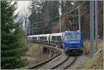 Die MOB Ge 4/4 8001 ist als Schublok mit dem GoldenPass Express 4065 von Interlaken nach Montreux unterwegs.