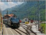 Die beiden Goldenpass Zge begegnen sich am 25.05.2012 in Montbovon und hinten in der Ecke steht das Hufchen Elend.