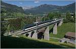 Mit dem Steuerwagen Ast 117 an der Spitze fährt der MOB PE 2115 auf der Fahrt nach Montreux über den Grubenbach Viadukt bei Gstaad.