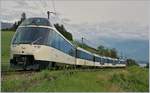 Der MOB Golden Pass Panoramic RE 2229 von Zweisimmen nach Montreux bei Planchamp hat scschon fast sein Ziel erreicht; am Schluss des Zuges der neu hergerichtete MOB Ast 151 Steuerwagen.