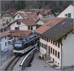 Der Bahnhof Montbovon auf der Strecke Montreux Zweisimmen gehört der TPF. Als diese den Bahnhof Montbovon im Frühjahr 2018 gründlich umbaute, war die MOB Strecke unterbrochen. Während von Osten her die Bahnersatzbus bis Montbovon fuhren, errichtete die MOB westlich des TPF Bahnhofs einen eigenen  Bahnhof , bzw. eine Bahnsteigkante. Somit konnten die Züge ab Montreux immerhin bis Montbovon fahren und auf einen wenig sinnvollen Busersatz konnte verzichtet werden. Im Bild der MOB ABe 4/4 9304  Alpina  der mit einem Zug nach Montreux auf die Abfahrt wartet. Das Bild zeigt recht deutlich die beengten Platzverhältnisse.   

2. April 2018