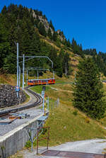 Geführt von der tpc BVB HGe 4/4 32 „Villars“ fährt am 10 September 2023, der Personenzug/Pendelzug (Personenwagen tpc BVB B 51 und Steuerwagen tpc BVB Bt 54), vom Haltepunkt