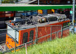 Die Stadler Schmalspur-Zweikraftlokomotive (Diesel/Elektro) mit gemischtem Adhäsions- und Zahnradantrieb tpc HGem 2/2 943 ist am 10 September 2023i auf Gleis 4 im Bahnhof Villars-sur-Ollon abgestellt.