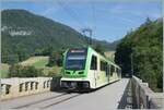 Kurz nach dem Halt in Les Planches (Aigle) fährt der TPC / ASD ABe 4/8 471 über über die 97 Meter lange Brücke  Planches  welche über den Fluss Grande Eau führt und auch von Fussgänger und Auto genutzt wird in Richtung Le Sépey. 

27. Juli 2024