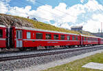 Der 4-achsige 2.Klasse Personenwagen mit Gepckabteil RhB BD 2473, ein verkrzter Einheitswagen II (EW II bzw.