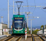 Der BVB Be 6/8 5007 ein siebenteiliger Bombardier FLEXITYBasel (auch Bombardier Flexity 2), Baujahr 2015, erreicht als Line 8 die Endstation Weil am Rhein Bahnhof/Zentrum, welches sich auf der