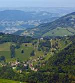 Blick auf die Les Avants–Sonloup (LAS) am 26.05.2012 bei der Bergabfahrt vom Rochers-de-Naye. Die Standseilbahn wurde 1910 erffnet, hat eine Streckenlnge von 530 Metern dabei berwindet sie eine Hhendifferenz von 180 Metern. Die Talstation Les Avants liegt in unmittelbarer Nhe des 1901 erffneten gleichnamigen Bahnhof der Montreux-Berner Oberland-Bahn. Die Bahn gehrt auch zur Goldenpass Gruppe.