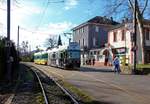 Zug 505-552 auf alten Tramschienen in Colombier.