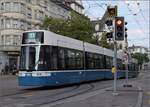 Flexity Be 6/8 4037 in der Forchstrasse in Zürich.