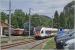 Ein Blick ins Areal der CTVJ (Compagnie du Train à Vapeur de la Vallée de Joux) mit dem im Vordergrund in Le Pont ankommenden SBB RABe 523 025 von Ailge nach Le Brassus.