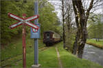 Train au fil de l'Areuse.

Und ein Nachschuss auf den Zug, gezogen von E 3/3 5811, auf dem kurzen stromlosen Abschnitt zwischen Fleurier und St-Sulpice, am Zugschlus ist B4 303. Mai 2024.